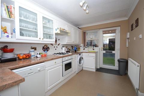 3 bedroom detached house to rent, Fernleigh Court, Wakefield WF2