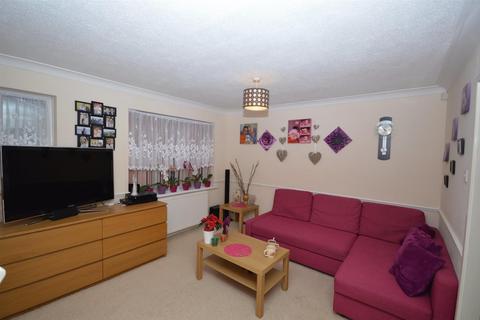 3 bedroom detached house to rent, Fernleigh Court, Wakefield WF2