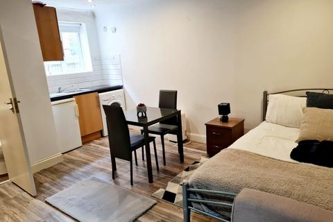 Studio to rent, Harrow HA2