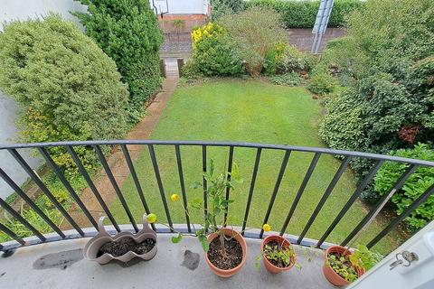 2 bedroom flat for sale, East Dean Road, Summerdown, Eastbourne BN20