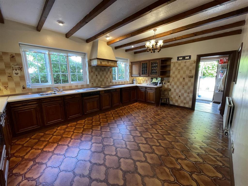 Kitchen/Breakfast Room: