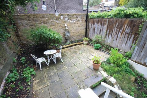 2 bedroom flat for sale, Crooms Hill, London SE10