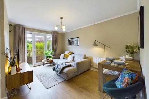 2 bedroom apartment for sale, Walmers Court, Surbiton KT5