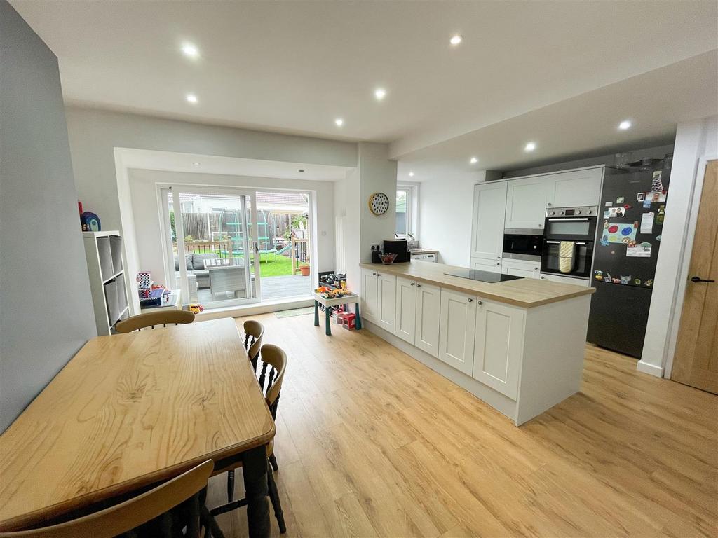 Kitchen/ Dining Room