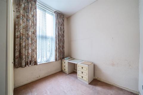 Flat 4, 31 Surbiton Hill Park, Surbiton, KT5 8EQ