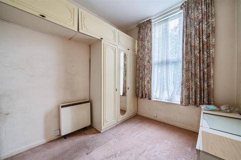 Flat 4, 31 Surbiton Hill Park, Surbiton, KT5 8EQ