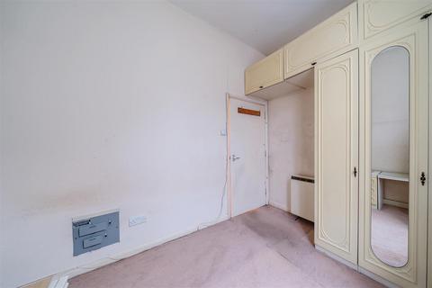 Flat 4, 31 Surbiton Hill Park, Surbiton, KT5 8EQ