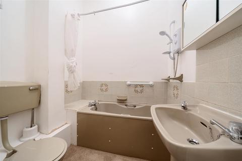Flat 4, 31 Surbiton Hill Park, Surbiton, KT5 8EQ