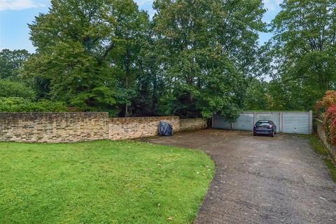 Flat 4, 31 Surbiton Hill Park, Surbiton, KT5 8EQ