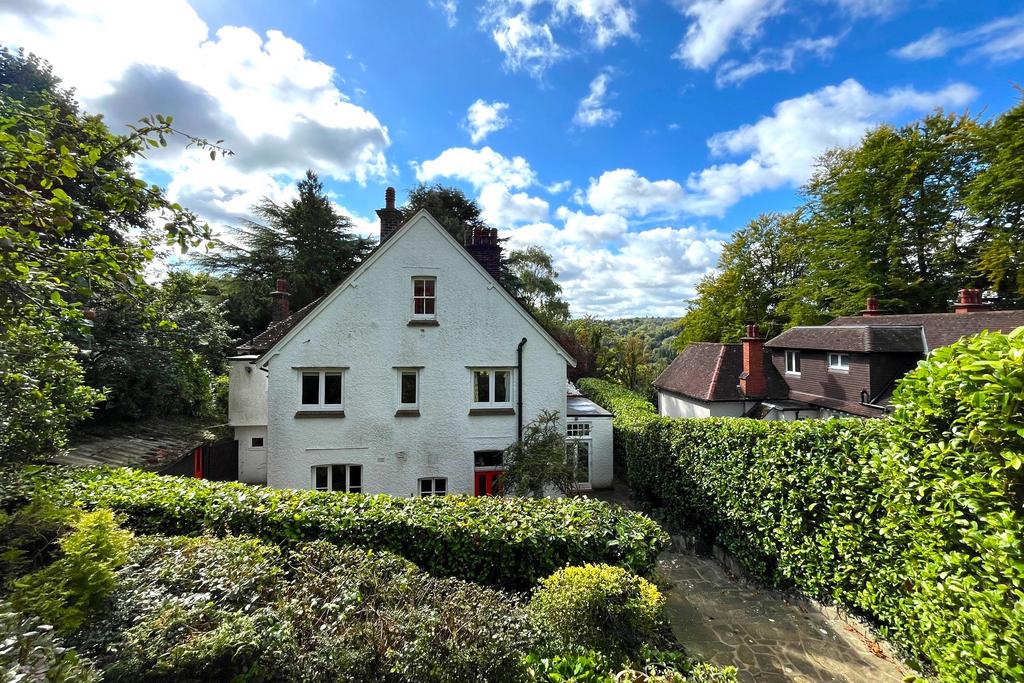 Warlingham CR6 7 bed detached house to rent £3,500 pcm (£808 pw)