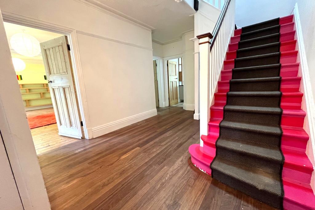 Warlingham CR6 7 bed detached house to rent £3,500 pcm (£808 pw)