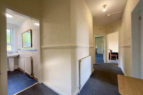 2 bedroom flat to rent, Carnwadric Road, Thornliebank, Glasgow, G46