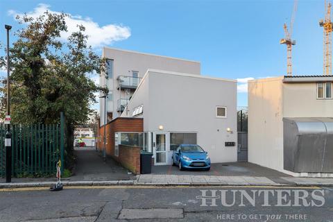 2 bedroom flat for sale, High Cross Road, London, N17