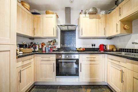 2 bedroom flat to rent, Wickham Road London SE4