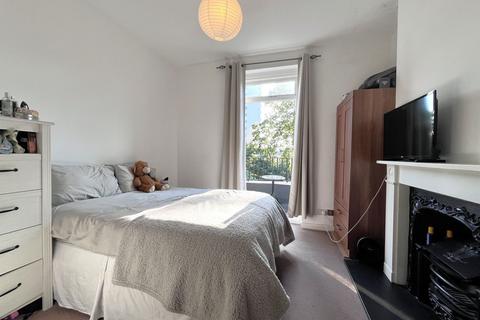 1 bedroom flat to rent, Albert Square, London SW8