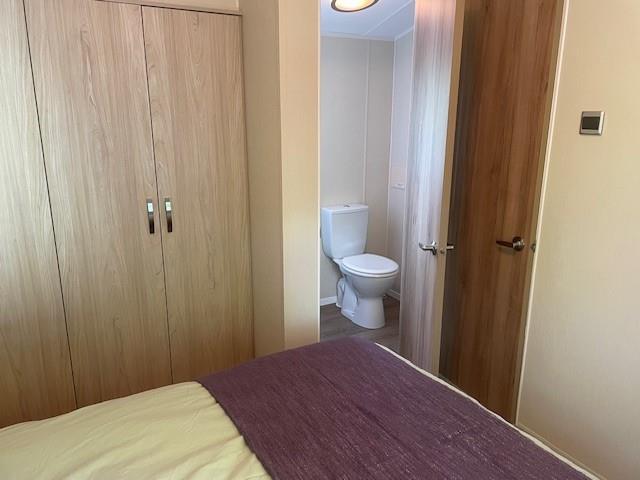 7. Master Ensuite.jpg