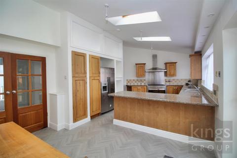 88 Raglan Avenue, Waltham Cross, EN8 8DD