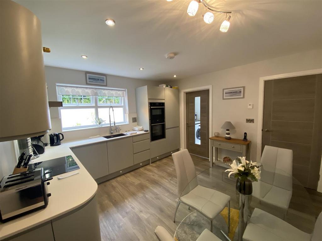 5 D038228-04 BB-42 F5-B308-4 C2 BC28 A02 E0.jpeg