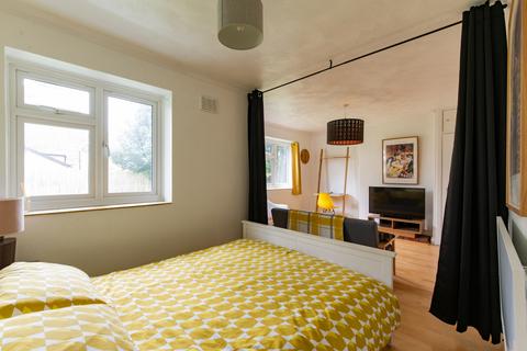 Studio for sale, Pendle Road, London SW16