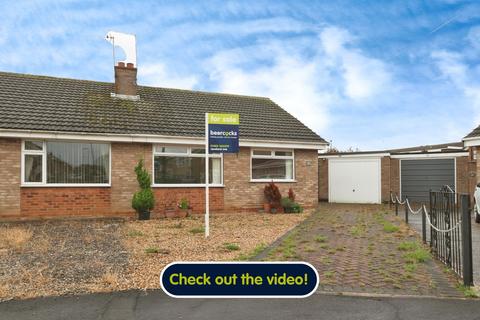 2 bedroom semi-detached bungalow for sale, Cullingworth Avenue, Hull, HU6 7DD