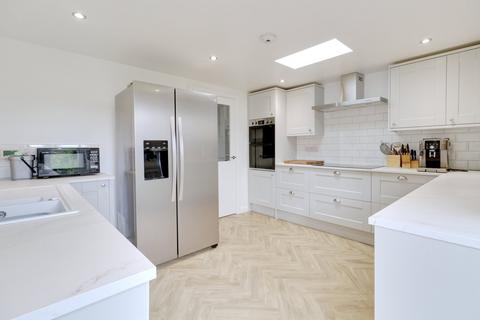 28 Blenheim Gardens, Aveley, South Ockendon, RM15 4EB