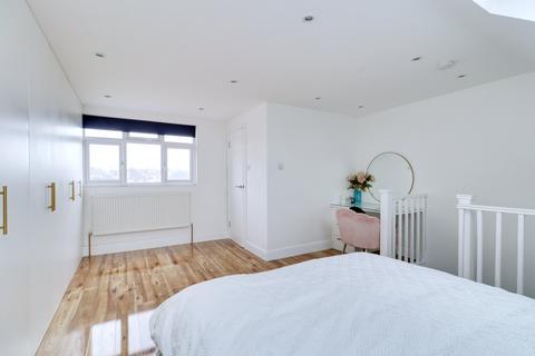 28 Blenheim Gardens, Aveley, South Ockendon, RM15 4EB