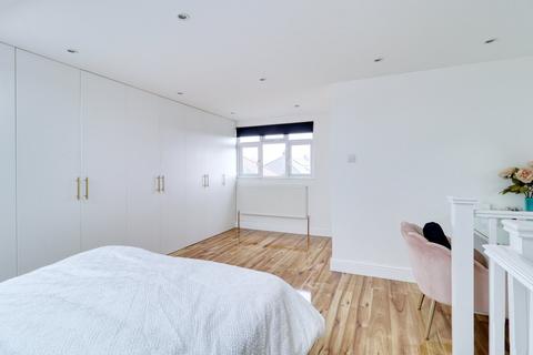 28 Blenheim Gardens, Aveley, South Ockendon, RM15 4EB