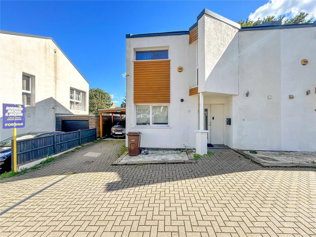 Mill Road, Gillingham, Kent, ME7 3 bed semidetached house for sale £
