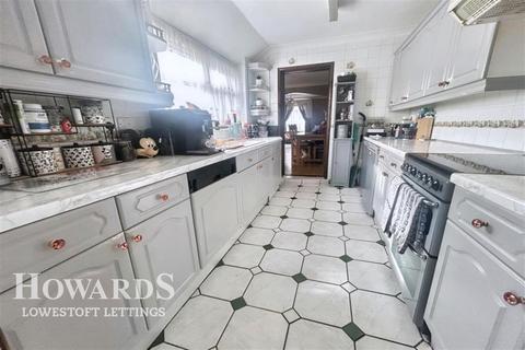 3 bedroom end of terrace house to rent, Somerton Avenue