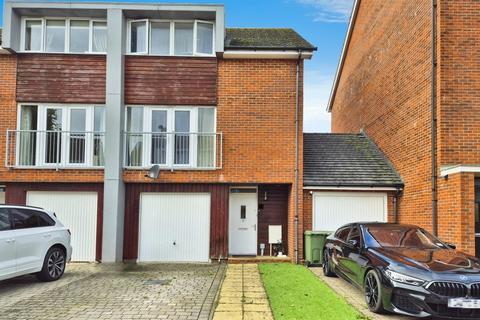 4 bedroom townhouse to rent, Messner Street, Basingstoke RG24