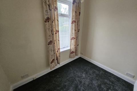 3 bedroom end of terrace house to rent, Broad Street, Dewsbury