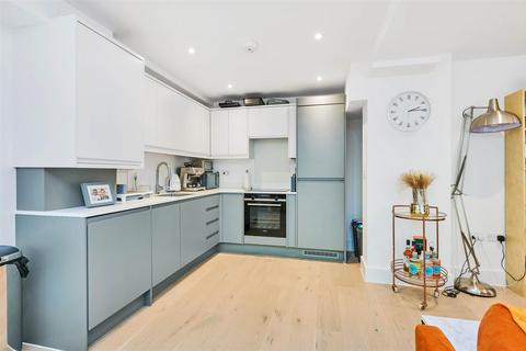 4 bedroom flat for sale, Brookfield Mews, London, SW13