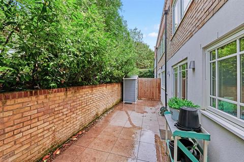 4 bedroom flat for sale, Brookfield Mews, London, SW13