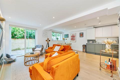 4 bedroom flat for sale, Brookfield Mews, London, SW13