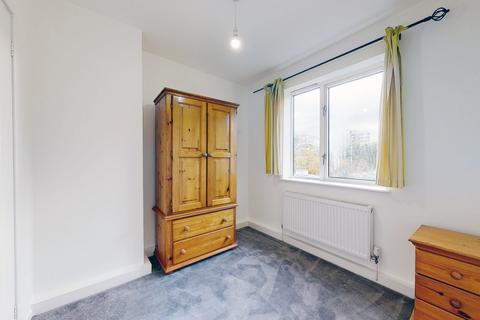 3 bedroom maisonette to rent, Princes Way, London SW19