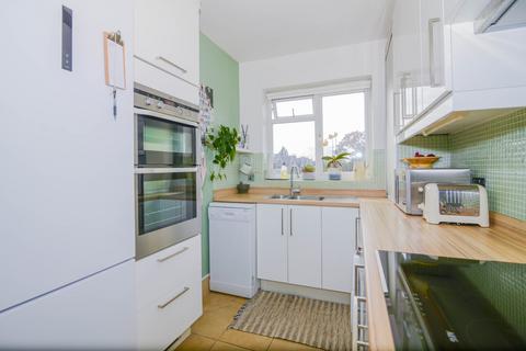 2 bedroom flat for sale, Kenmore Close, Richmond, Surrey