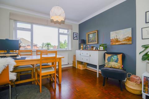 2 bedroom flat for sale, Kenmore Close, Richmond, Surrey