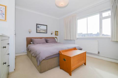 2 bedroom flat for sale, Kenmore Close, Richmond, Surrey