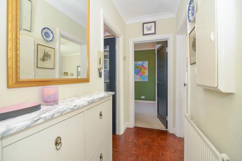 2 bedroom flat for sale, Kenmore Close, Richmond, Surrey