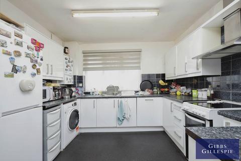 3 bedroom apartment to rent, Cranmer Road, Edgware, HA8