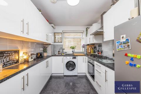 2 bedroom flat to rent, Lonsdale Close, Pinner