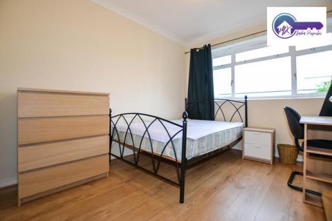 3 bedroom flat to rent, London SW1V