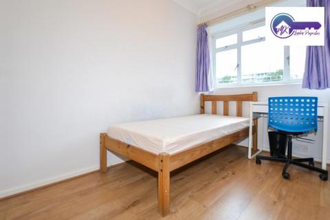 3 bedroom flat to rent, London SW1V