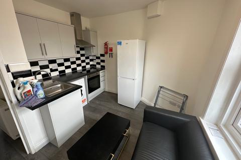 2 bedroom flat to rent, Flat 3, 21 High Street,CV31 1LN