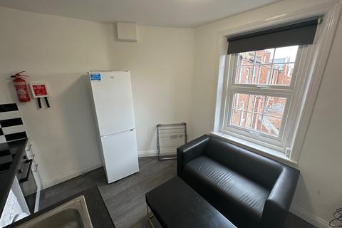 2 bedroom flat to rent, Flat 3, 21 High Street,CV31 1LN