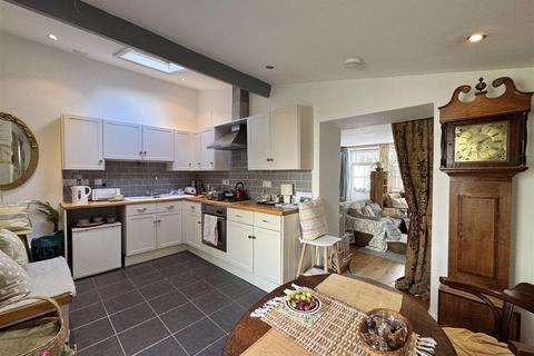2 bedroom coach house for sale, Barrack Lane, Truro