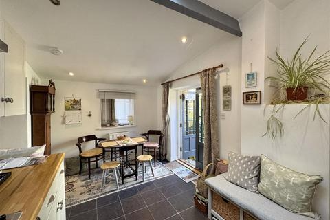 2 bedroom coach house for sale, Barrack Lane, Truro