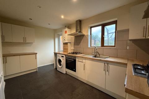 5 bedroom terraced house to rent, Sparrow Farm Drive, Feltham, TW14