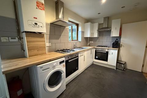 5 bedroom terraced house to rent, Sparrow Farm Drive, Feltham, TW14