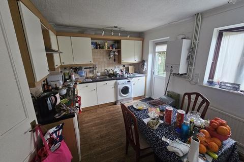 2 bedroom semi-detached house to rent, Hawthorn Close, Bristol